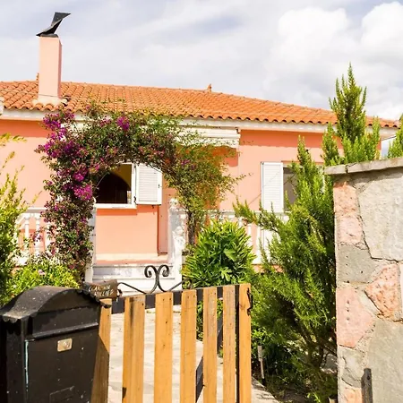 2-Bed House In Alykes With Mountain Views *