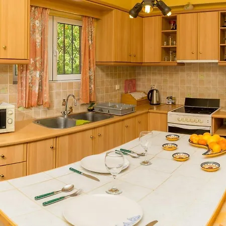 2-Bed House In Alykes With Mountain Views Hébergement de vacances *