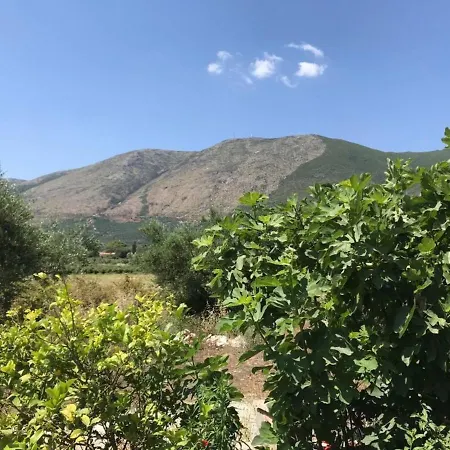 2-Bed House In Alykes With Mountain Views Hébergement de vacances *