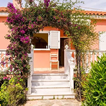 2-Bed House In Alykes With Mountain Views Hébergement de vacances